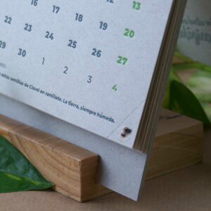 Detalle del calendario letterpress Tiporium 2021. Esquina del troquel con semillas para sembrar