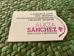 tarjeta impresa en letterpress y troquelada de la ginecóloga Alicia Sánchez