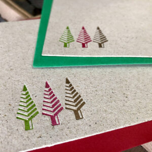 Felicitación navideña impresa en letterpress con motivo de árbol de Navidad en tres colores